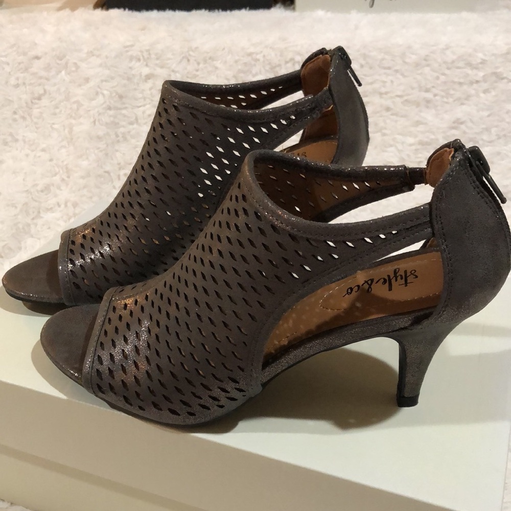 NEW Style & Co Cut-Out Shooties, Size 6M , gun metal color.